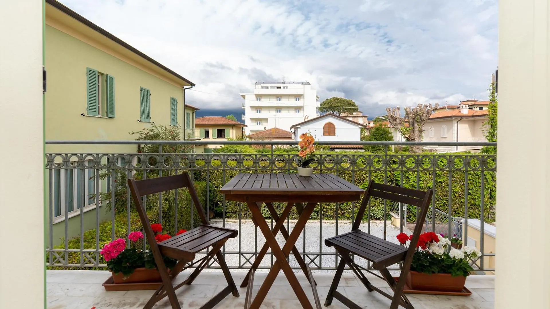 Vacation Villa With 3 Separate Apartments And Private Parking contacts