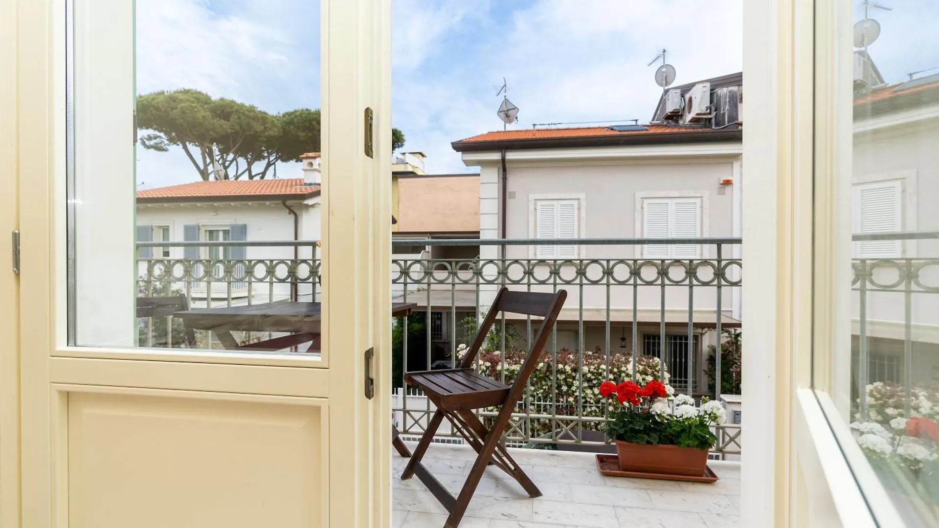 Vacation Villa With 3 Separate Apartments And Private Parking Marina di Pietrasanta Italia